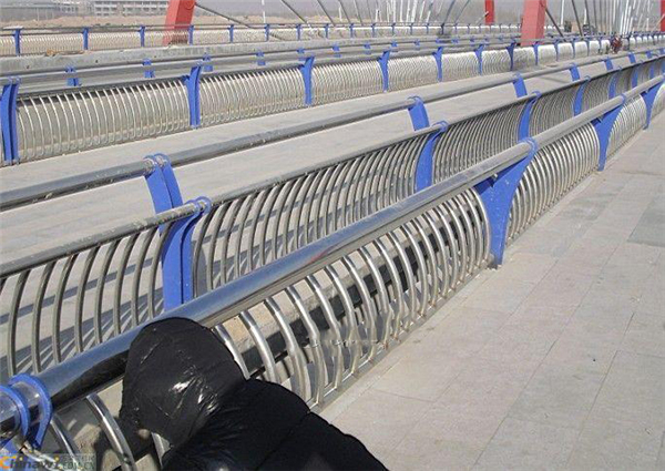 黑龙江不锈钢复合管护栏一种安全而耐用的防护解决方案