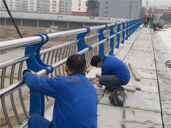 黑龙江不锈钢河道护栏的特性及其在城市景观中的应用