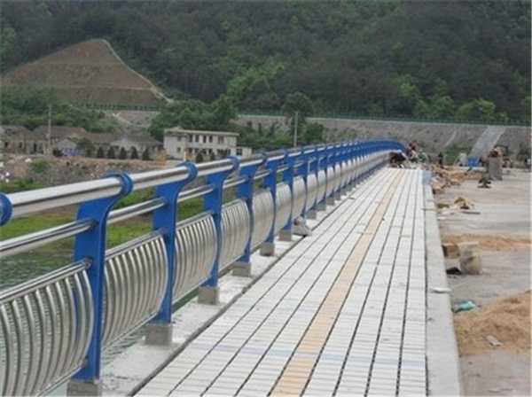 黑龙江不锈钢桥梁护栏的特性及其在现代建筑中的应用